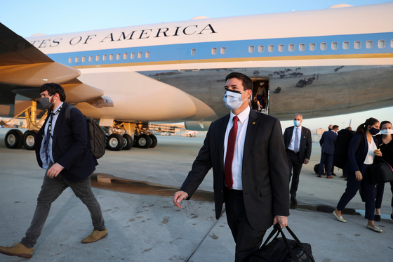 〈YONHAP PHOTO-3462〉 White House physician Dr. Sean Conley disembarks from Air Force One as U.S. President Donald Trump arrives for a campaign rally, his first since being treated for the coronavirus disease (COVID-19), at Orlando Sanford International Airport in Sanford, Florida, U.S., October 12, 2020. REUTERS/Jonathan Ernst/2020-10-13 07:58:45/ 〈저작권자 ⓒ 1980-2020 ㈜연합뉴스. 무단 전재 재배포 금지.〉