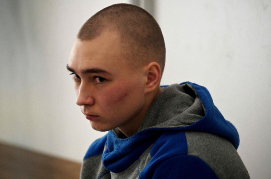 현지시간 19일 로이터통신에 따르면 우크라이나 검찰은 러시아 육군 칸테미로프스카야 전차사단 소속 바딤 시시마린(21) 하사에 대한 두 번째 공판에서 종신형을 선고해달라고 재판부에 요청했다. 〈사진=AFP 연합뉴스〉