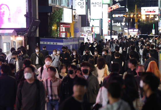 지난달 29일 오후 서울 강남역 인근 거리가 저녁을 즐기려는 시민들로 붐비고 있다. 〈사진=연합뉴스〉