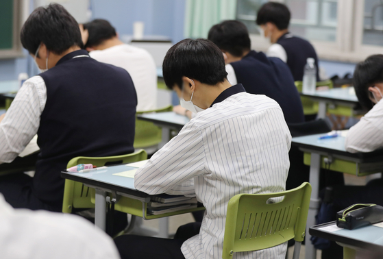 지난 4월, 고3 학생들이 전국연합학력평가를 준비하고 있는 모습. 〈사진=연합뉴스〉