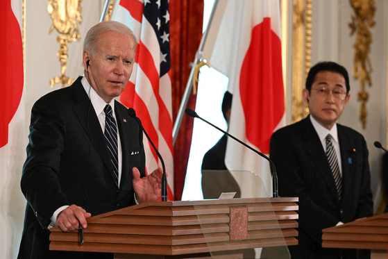 조 바이든 미국 대통령과 기시다 후미오 일본 총리가 23일 오후 일본 도쿄 영빈관에서 정상회담을 마치고 공동기자회견을 하고 있다. 〈사진=로이터 연합뉴스〉