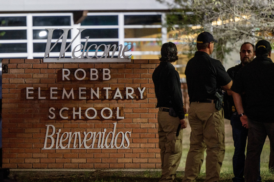 현지시간 24일 미국 텍사스주의 한 초등학교에서 발생한 총기 난사 사건으로 학생 18명과 성인 3명 등 총 21명이 숨지는 참극이 벌어졌습니다. 〈사진=AFP 연합뉴스〉