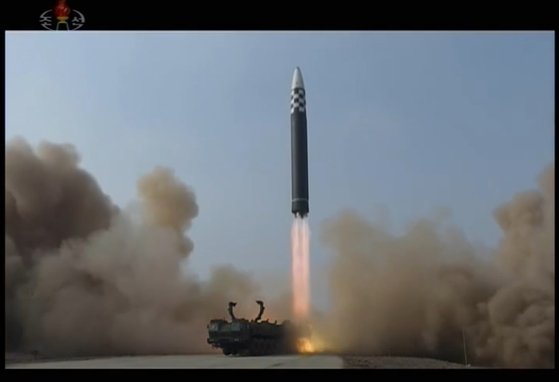 북한이 지난 24일 발사 성공했다고 주장한 신형 대륙간탄도미사일 '화성-17형'. 한미 당국은 '화성-15형'이라고 보고 있다. 〈사진=조선중앙TV 캡처〉