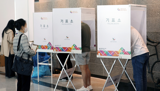 제8회 전국동시지방선거 사전투표 첫날인 27일 오후 서울 영등포아트홀에 마련된 사전투표소에서 시민들이 기표를 하고 있다. 〈사진=연합뉴스〉