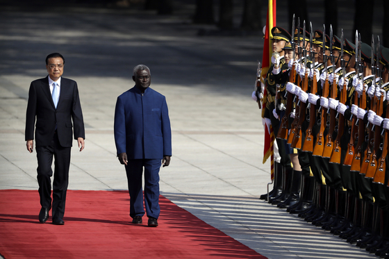 마나세 소가바레 솔로몬제도 총리가 2019년 10월 베이징에서 리커창 중국 총리와 함께 의장대를 사열하고 있다. [사진=AP.연합뉴스]