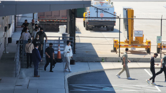 방탄소년단(BTS)이 현지시간 29일 워싱턴DC 인근 덜레스 국제공항에 도착해 이동하고 있다. 〈사진=연합뉴스〉
