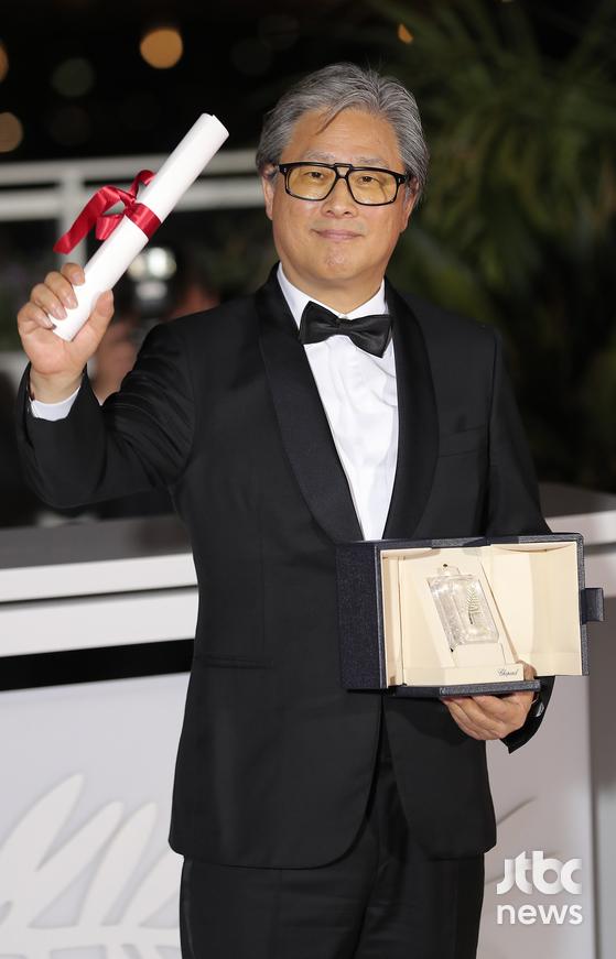 영화 '헤어질 결심' 박찬욱 감독이 제75회 칸영화제(Cannes Film Festival)에서 감독상을 수상했다. 박찬욱 감독의 칸 수상은 '올드보이'(2004) 심사위원대상, '박쥐'(2009) 심사위원상에 이어 무려 세 번째다. | 칸(프랑스)=박세완 park.sewan@joongang.co.kr 〈사진=JTBC엔터뉴스〉 