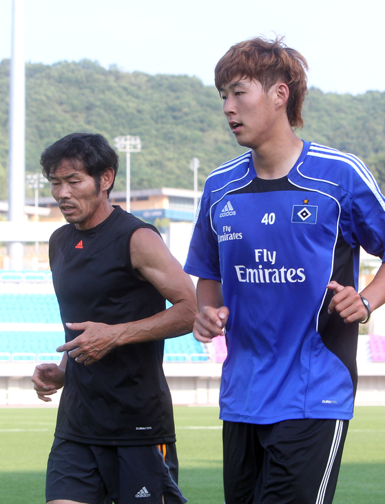 2011년 6월입니다. 손흥민은 아버지 손웅정 씨와 함께 매일 1천개씩 슛을 하는 훈련을 이어갔습니다. (사진=연합뉴스)