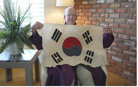 71년 전 한국 해병대원이 선물한 태극기를 들고 있는 미국인 참전용사 짐 란츠. 〈사진=보훈처〉