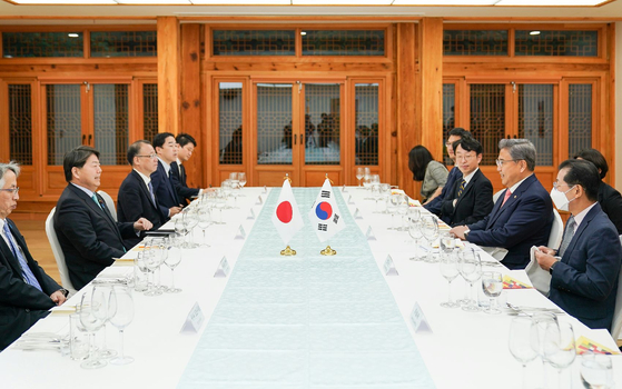 지난달 서울에서 박진 당시 외교부 장관 후보자를 만난 하야시 요시마사 일본 외무상. 조속한 시일 내에 한국 외교장관의 방일을 기대한다고 했다. 〈사진=외교부 제공〉