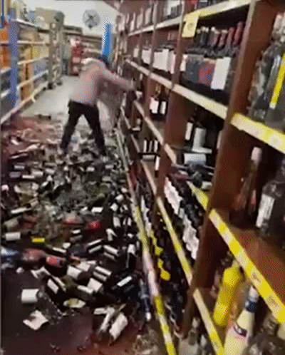 슈퍼마켓에서 해고돼 분노한 에블린 롤단(25)이 매장에 있던 와인 수백 병을 바닥에 집어 던지는 모습. 〈영상-데일리메일〉