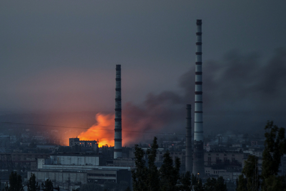 현지시간 18일 우크라이나 루한스크주 리셴스크 한 화학공장에서 불꽃과 함꼐 연기가 피어오르고 있다. 〈사진=로이터 연합뉴스〉