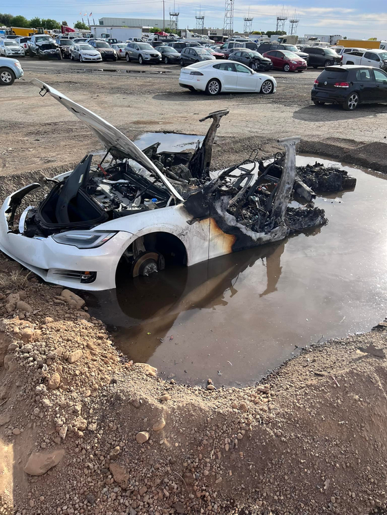 화재가 발생한 테슬라 모델S 차량. 〈사진=미국 캘리포니아주 새크라멘토 소방서〉