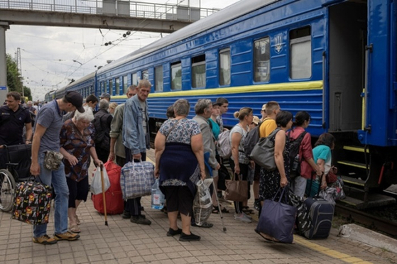 현지시간 25일 우크라이나 동부 루한스크 주(州)의 세베로도네츠크가 러시아군에 의해 함락된 가운데 동부 지역 주민들이 서쪽으로 대피하기 위해 기차를 타는 모습. 〈사진-로이터·연합뉴스〉