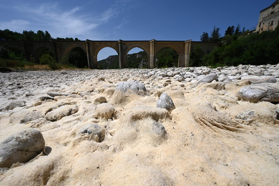 지난 20일 프랑스 남부의 강바닥이 폭염으로 바싹 말라붙은 모습. 〈사진-AFP·연합뉴스〉