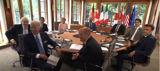 조 바이든 미국 대통령, 보리스존슨 영국 총리, 쥐스탱 트뤼도 캐나다 총리 등 G7 정상이 26일 독일 바이에른의 엘마우 성에서 G7 회의를 위해 모여있다. 사진=로이터