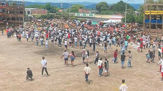 [영상] It immediately poured forward…  Collapse of a bullfighting stadium in Colombia