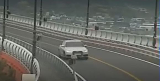 지난달 30일 오후 조유나양의 가족이 탄 것으로 추정되는 아우디 차량이 도로에 다니는 모습이 인근 폐쇄회로(CC)TV에 확인됐다.〈사진=JTBC 방송화면 캡처〉