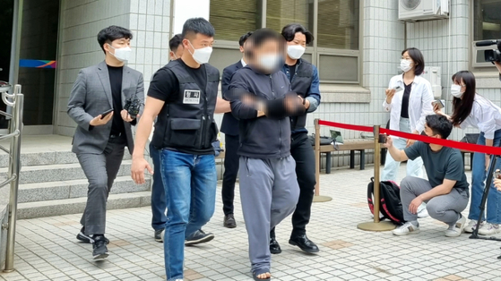 지난달 13일 서울 구로동에서 60대 남성을 살해한 혐의를 받는 A씨가 서울남부지법에서 나오고 있다. 〈사진=JTBC〉