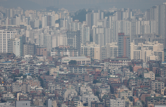 지난 21일 남산에서 바라본 서울시내 아파트와 주택 모습. 〈사진=연합뉴스〉 