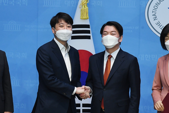 국민의힘 이준석 대표(왼쪽)와 국민의당 당시 안철수 대표가 지난 4월 18일 서울 여의도 국회 소통관에서 기자회견을 열고 합당을 선언한 뒤 악수하고 있다. 〈사진=국회사진기자단〉