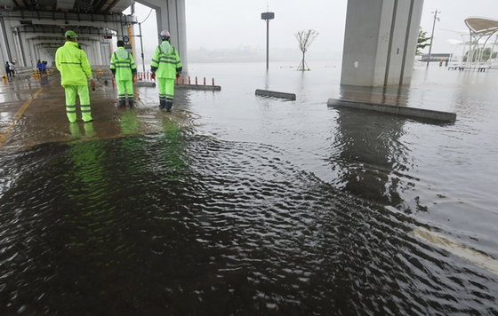 오늘(30일) 서울 잠수교가 한강 물이 범람하며 전면 통제된 모습. 〈사진-연합뉴스〉