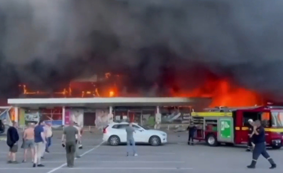 미사일 공습으로 민간인 사상자와 실종자 수십 명이 나온 우크라이나 크레멘추크시의 쇼핑센터. 〈사진=JTBC 방송화면 캡처〉