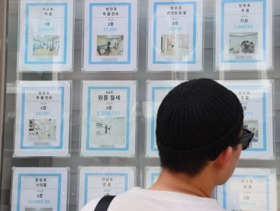 지난 21일 한 시민이 서울 시내 부동산 중개업소의 전·월세 게시물을 보고 있다. 〈사진=연합뉴스〉