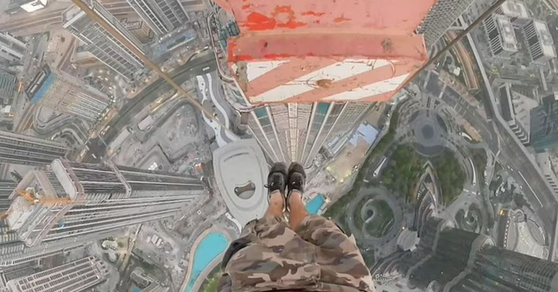 영국 자유 등반가 아담 록우드가 두바이에서 가장 높은 크레인에 오른 모습을 영상으로 공개해 화제다. 〈사진=데일리메일 캡처〉