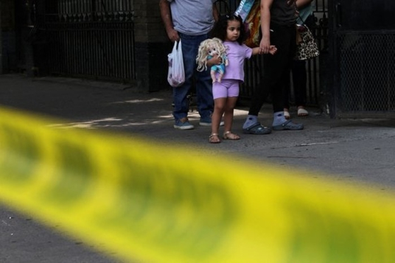 총기 사고가 일어난 미국 뉴욕 주택가. 〈사진-로이터·연합뉴스〉