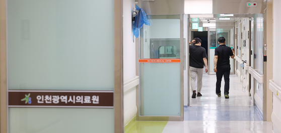 인천의료원 국가지정 음압치료 병상에서 병원 관계자들이 이동하고 있다.〈사진=연합뉴스〉
