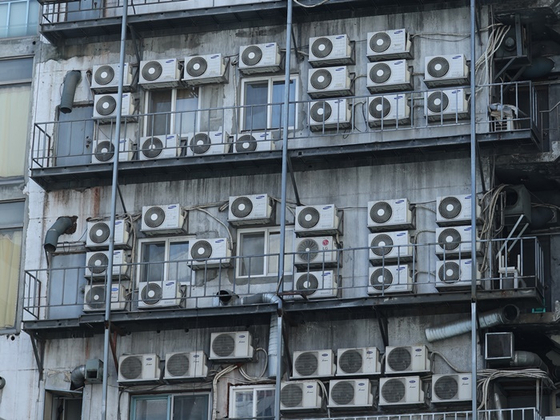 어제(3일) 오전 서울의 한 건물에 에어컨 실외기가 작동하는 모습. 〈사진-연합뉴스〉