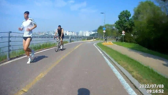손흥민이 한강변 자전거 도로를 달리는 영상과 사진이 잇달아 올라와 화제다. 〈사진=온라인커뮤니티〉