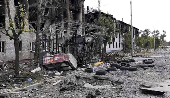 폐허로 변한 우크라이나 동부 루한스크 지역. 〈사진-AP·연합뉴스〉