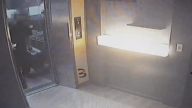 엘리베이터에서 내리는 택시기사(앞) A씨(뒤) 〈영상제공=대전경찰청〉