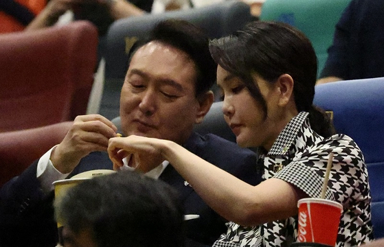 윤석열 대통령 부부가 지난달 12일 서울 시내 한 영화관에서 영화 '브로커'를 관람하고 있다. 〈사진-대통령실 제공〉