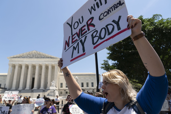 낙태권 지지자들이 미국 연방 대법원 앞에서 시위를 벌이고 있다. 〈사진출처= AP 연합뉴스〉