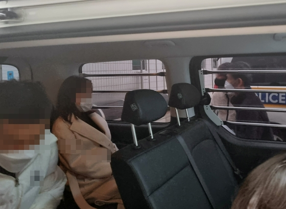 9호선 휴대전화 폭행 사건으로 구속된 20대 여성이 지난 3월 30일 오전 서울 강서경찰서 호송차에서 대기하고 있다. 〈사진=연합뉴스〉