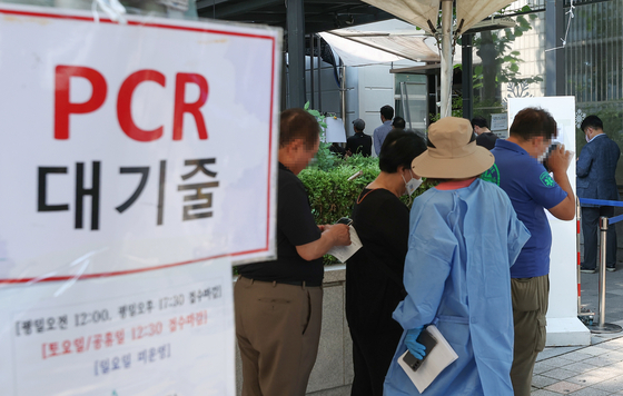 지난 4일 오전 서울 서초구보건소 선별진료소에서 시민들이 검사를 기다리며 줄을 서 있다. 〈사진=연합뉴스〉