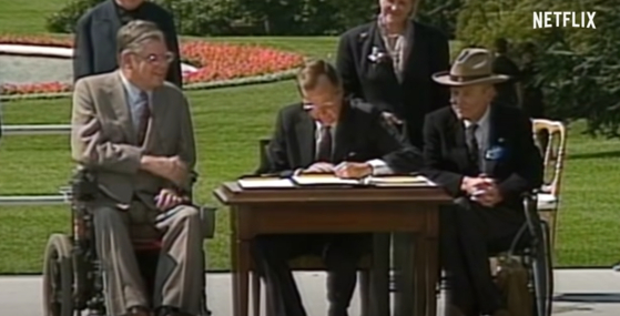 1990년 미국 장애인법(ADA)에 서명하는 조지 부시 대통령 〈사진=넷플릭스〉