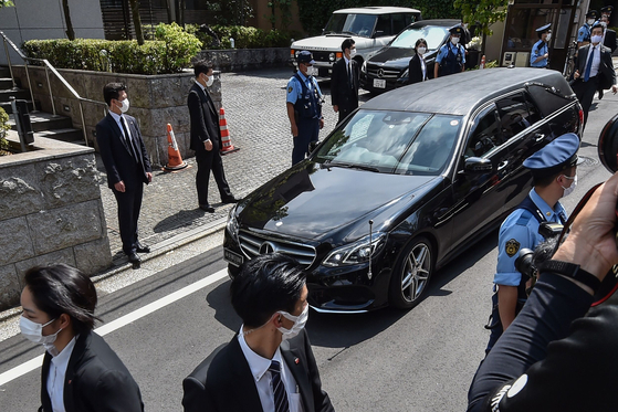 아베 신조 전 일본 총리의 시신이 놓인 운구차가 9일 도쿄 관저에 도착한 모습. 〈사진=AFP 연합뉴스〉