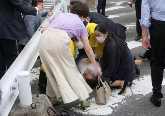 총격에 쓰러진 아베 전 총리. 〈사진=연합뉴스/교도통신·AP〉