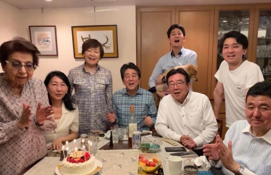 아베 신조(가운데) 전 일본 총리가 지난달 14일 어머니인 기시 요코(왼쪽) 여사의 94번째 생일을 맞아 부인 아키에 여사(왼쪽 세번째), 큰형 아베 히로노부(오른쪽 세번째), 막내동생 기시 노부오(오른쪽) 방위상 등 가족과 모여 기념 사진 촬영을 하고 있다. 〈사진=아베 신조 전 일본 총리 페이스북 캡쳐〉
