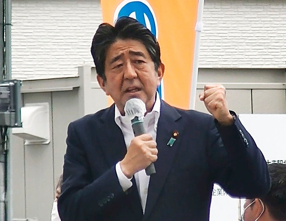 아베 신조 전 일본 총리가 지난 8일 총을 맞고 숨지기 직전 나라현 나라시에서 연설을 하고 있는 모습. 〈사진=AP 연합뉴스〉