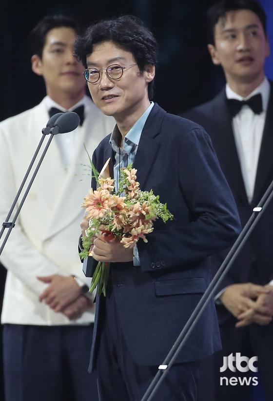 제58회 백상예술대상에서 수상자로 무대에 오른 황동혁 감독. 사진=JTBC엔터뉴스