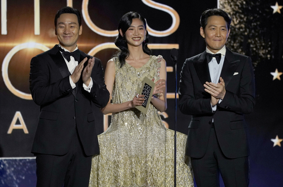 27회 크리틱스초이스어워즈(Critics Choice Awards) 무대에 선 '오징어 게임' 박해수, 정호연, 이정재 〈사진=연합뉴스/AP〉