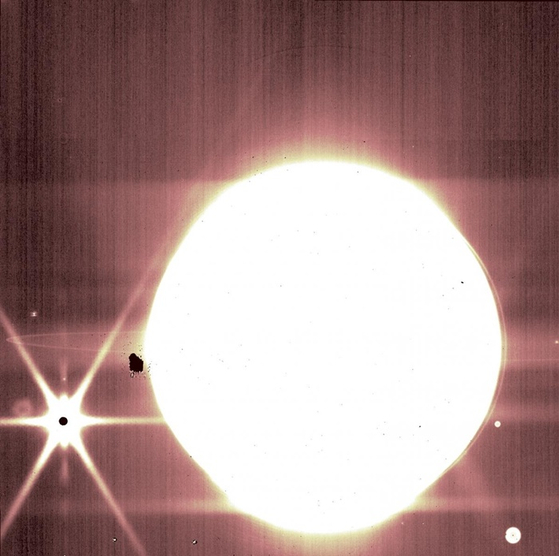 웹 망원경의 NIRCam 3.23㎛ 필터 이미지에 포착된 목성의 고리. 〈사진-NASA, ESA, CSA, and B. Holler and J. Stansberry (STScI)〉 