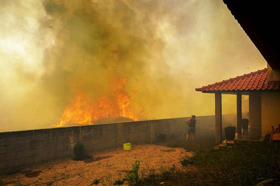 현지시간 15일 포르투갈 북부에서 산불이 발생한 모습. 〈사진-EPA·연합뉴스〉