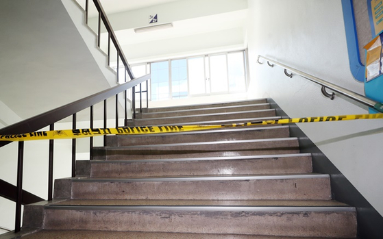 어제(15일) 오후 인천시 미추홀구 인하대 캠퍼스에서 A씨가 발견된 지점 인근 건물 계단에 폴리스라인이 설치된 모습. 〈사진-연합뉴스〉