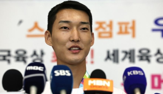 한국 육상 첫 '세계선수권대회 은메달'을 획득한 남자 높이뛰기 우상혁이 21일 오후 인천국제공항 제2여객터미널을 통해 귀국, 취재진과 인터뷰하고 있다. 〈사진=연합뉴스〉